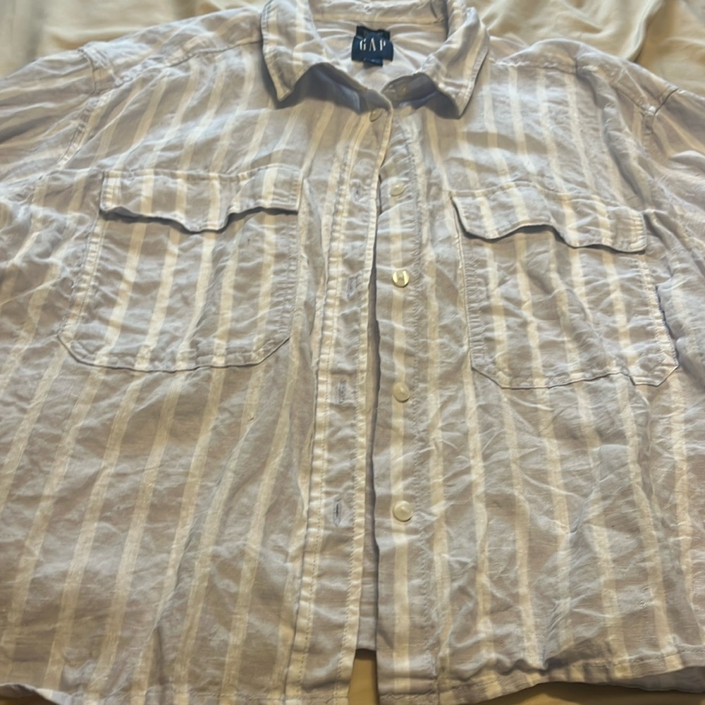 GAP new cropped linen blouse . Size L Front pockets . Long sleeved .